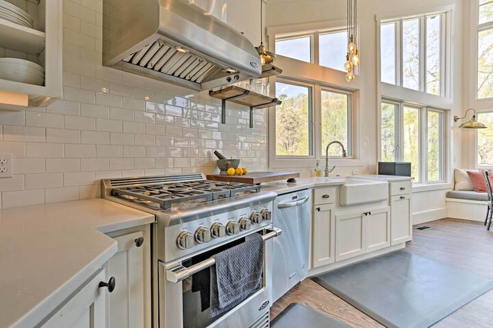Enchanting Tryon Home w / Hot Tub 14 Mi to Tiec!
