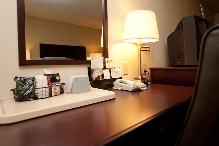 Super 8 by Wyndham Woodburn