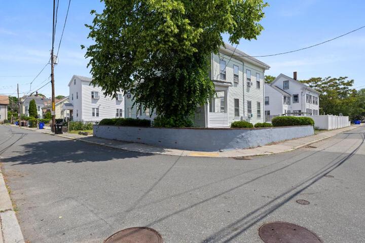17-19Cozy & Spacious 6BR home in Malden with window AC and free parking