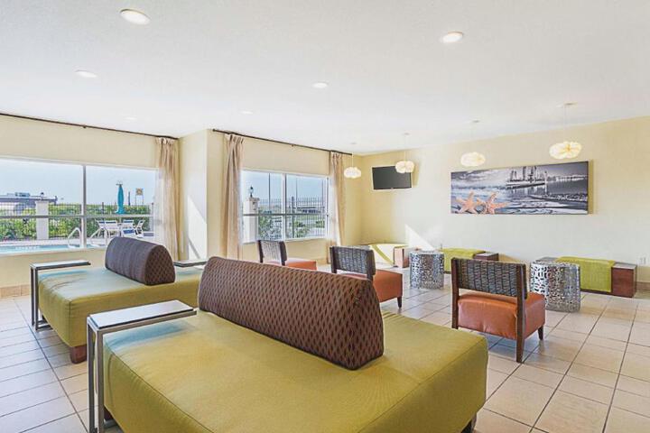 La Quinta Inn & Suites by Wyndham Mathis