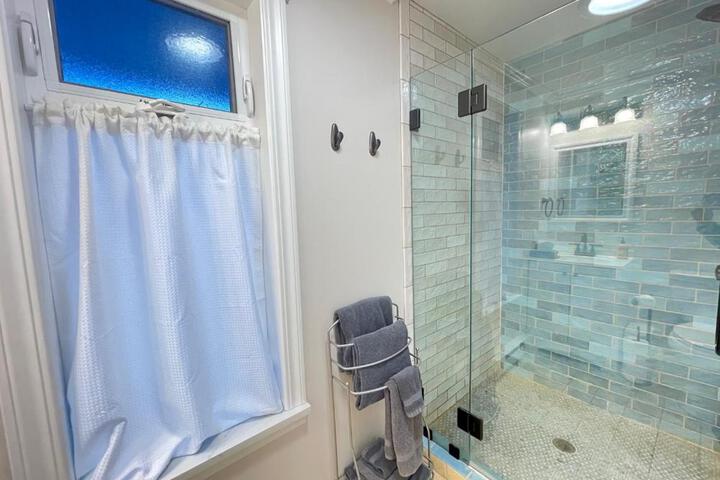 Puget Sound Chic Romantic Cottage with Private Beach Access & Gated Entry