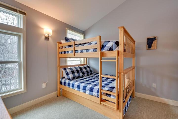 Bright Condo w / Community Perks: Near Ski Quechee!