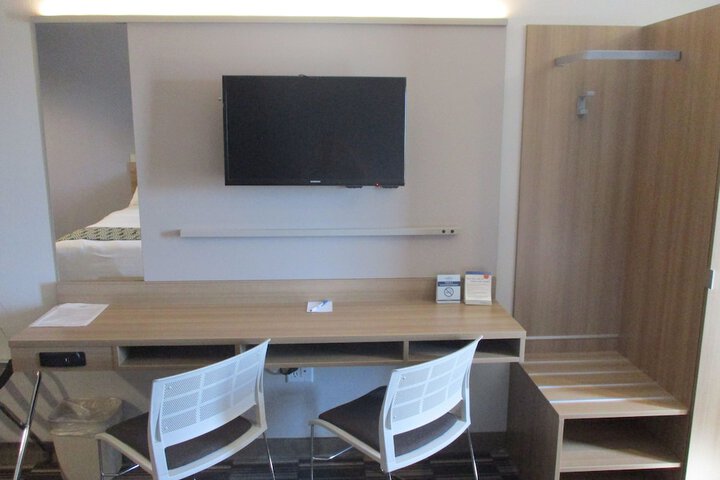 Microtel by Wyndham Vernal / Naples