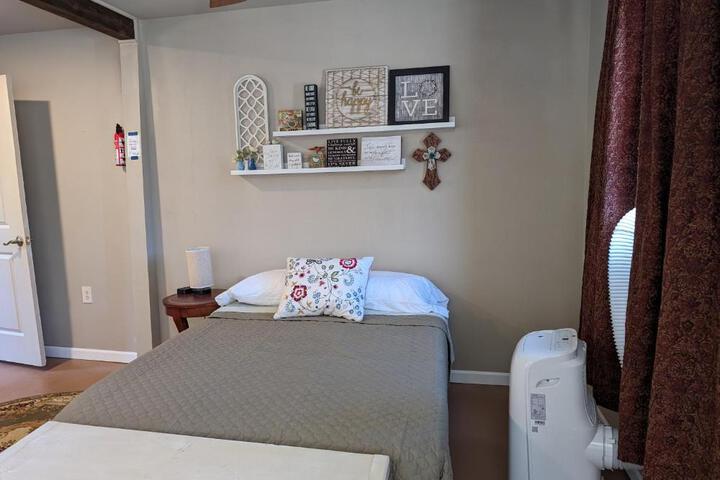 Rustic Rooms Barn Loft (Upstairs Studio Apartment) Near Kings Canyon & Sequoia National Parks