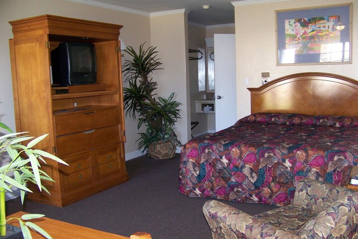 Room 6 of 16