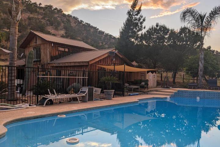 Rustic Rooms Barn Loft (Upstairs Studio Apartment) Near Kings Canyon & Sequoia National Parks