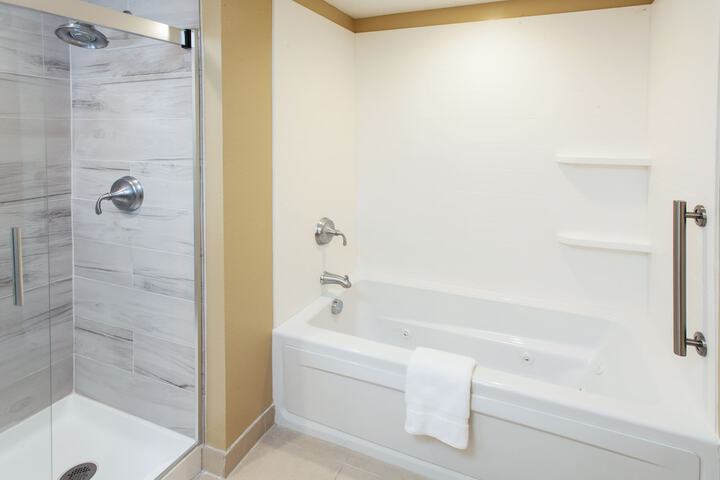 Holiday Inn Express & Suites Sandusky by IHG