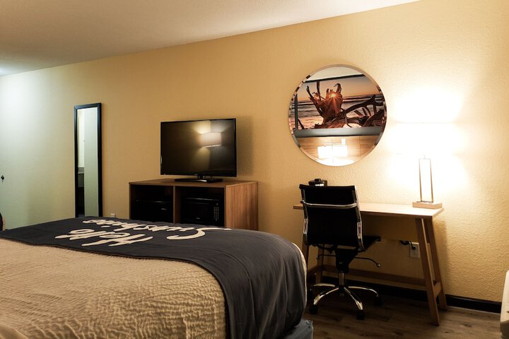 Days Inn & Suites by Wyndham Merrillville