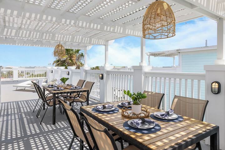 1 Block to Beach Newly Renovated 6bdr w / Rooftop Views Sand Dune by Avantstay