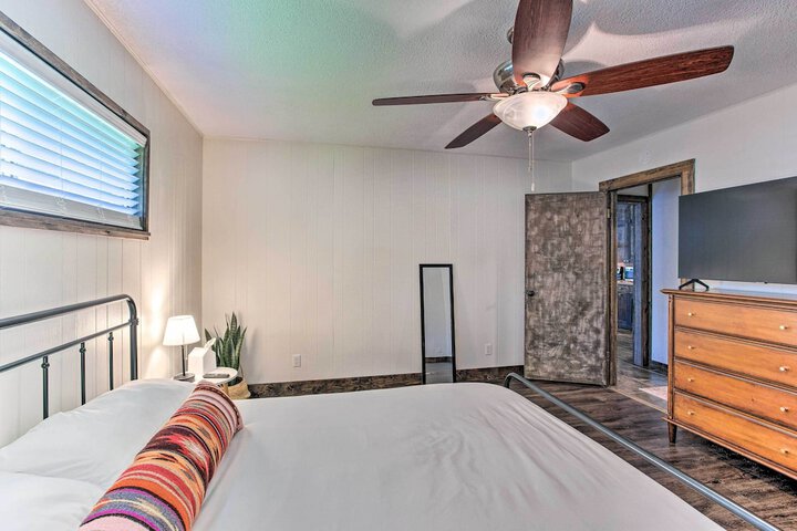 Tool Waterfront Home w / Hot Tub & Fire Pit!
