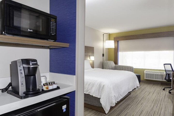 Holiday Inn Express & Suites Elk Grove West I-5 by IHG