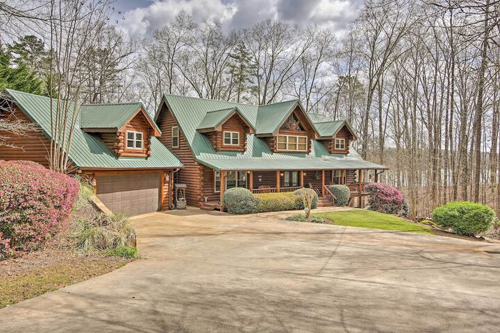 Lake Hartwell Lodge w / Dock Theater + Hot Tub!
