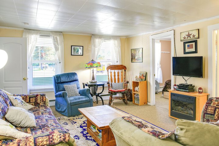 Hunter Home w / Fire Pit & Yard: on Main Street!