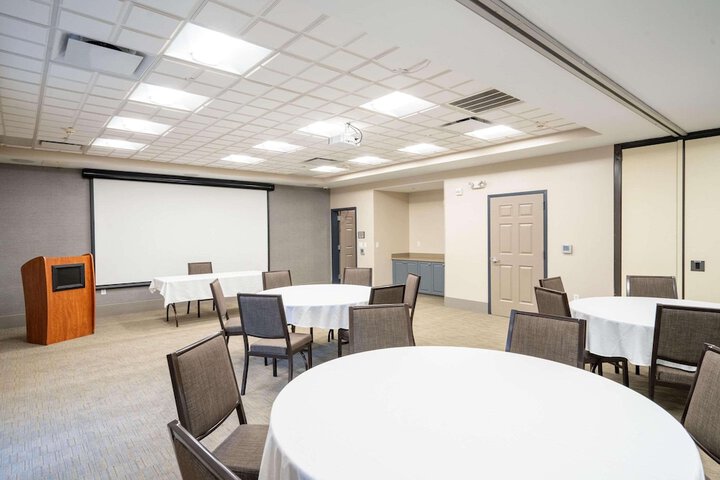 Country Inn & Suites by Radisson State College (Penn State Area), PA