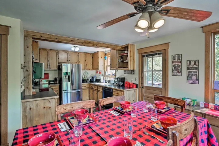 Cozy Home w / Deck & Mtn Views Walk to Casinos