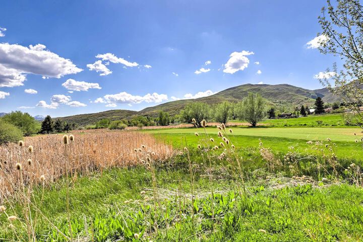 Peaceful Midway Studio w / Mountain + Golf Views!