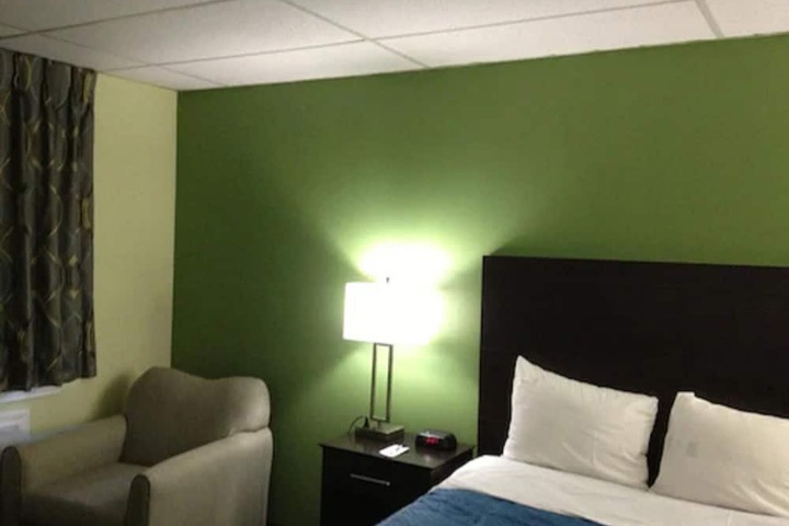 Travelodge by Wyndham Cleveland Lakewood