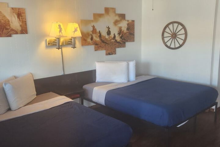 Brads Desert Inn