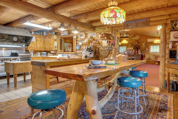 Handcrafted Log Cabin in Candor: Group Getaway!
