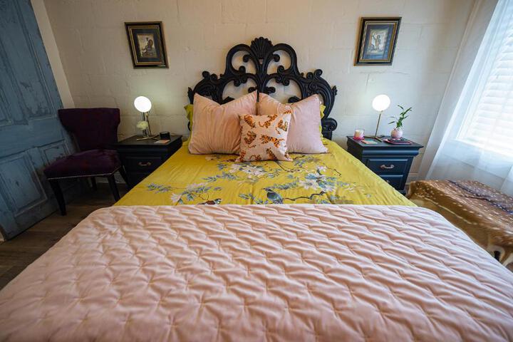 Chateau Royale Pet Friendly, on Bayou, Downtown!