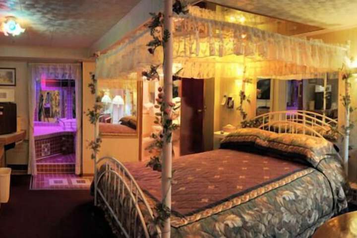 Room 8 of 10