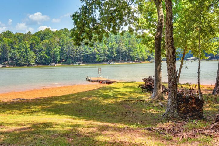 Pet-friendly Lavonia Cabin Walk to Lake Hartwell!