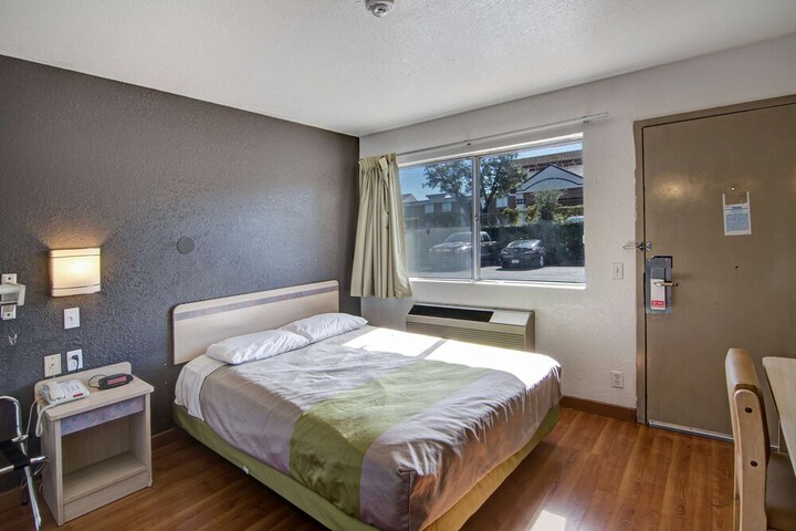 Room 10 of 28