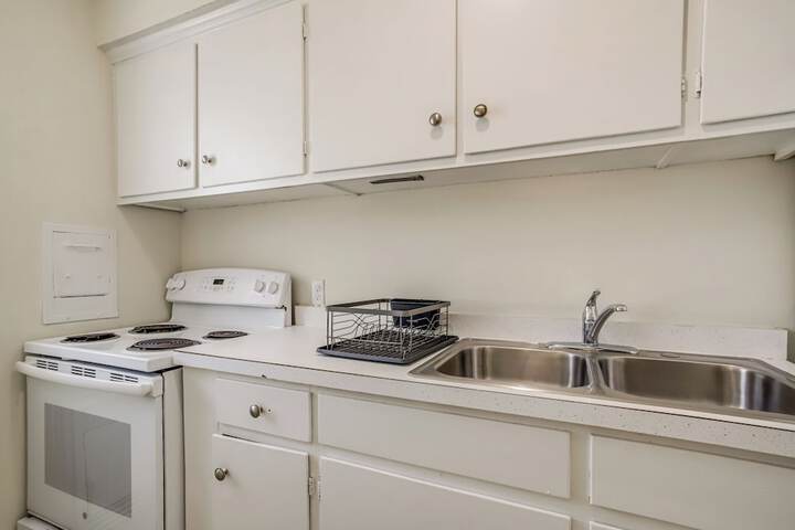 Cambridge Apt in Walkable Neighborhood