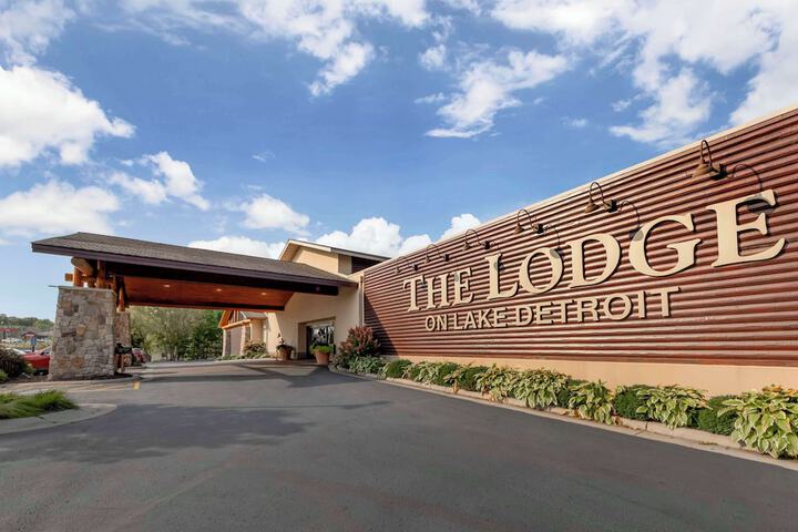 Best Western Premier The Lodge on Lake Detroit