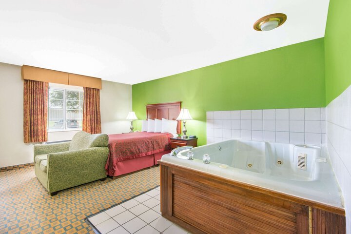 Room 9 of 16
