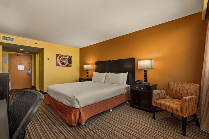 Best Western The Plaza Hotel Honolulu Airport - Free Breakfast