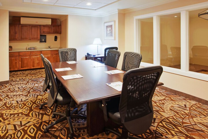 Holiday Inn Express & Suites Oroville Lake by IHG