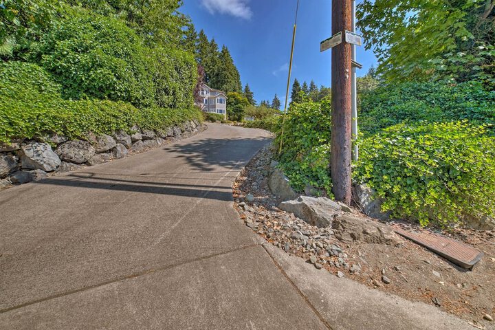 Spacious Lake Stevens Home w / Fire Pit Patio
