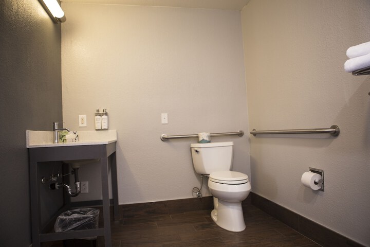 Room 25 of 38