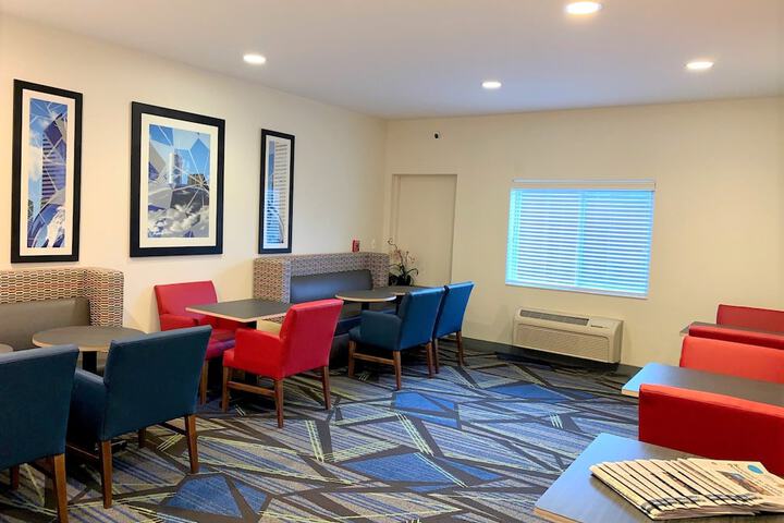 Holiday Inn Express & Suites Chicago-Libertyville by IHG