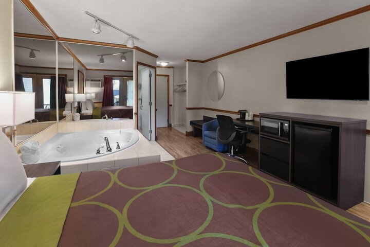 Super 8 by Wyndham Gananoque / Country Squire Resort