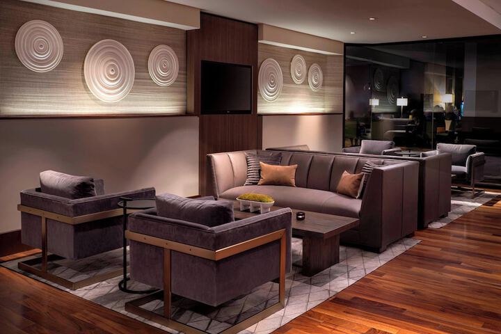 Lounge 71 of 83