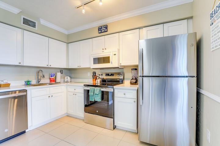 Gulf Getaway With Porch + Direct Beach Access!