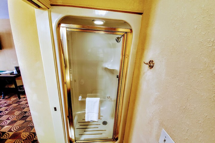 Room 10 of 28