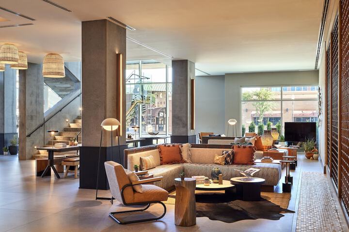 Lounge 56 of 62
