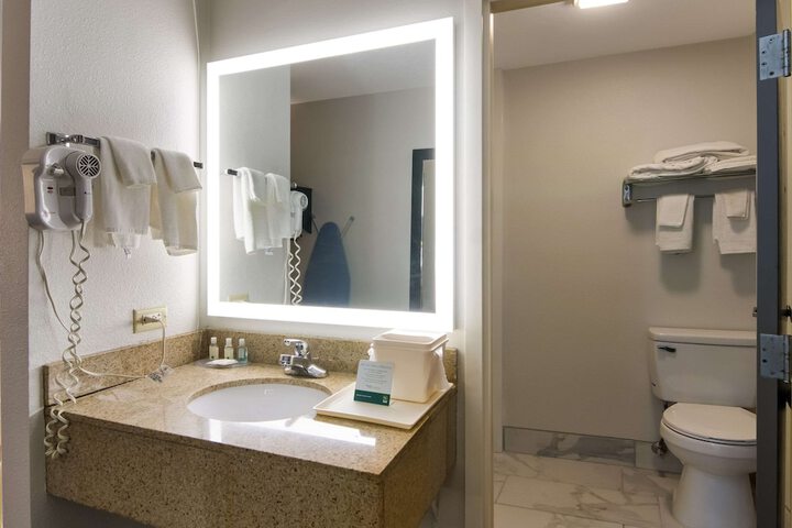 Quality Inn Aurora - Naperville Area
