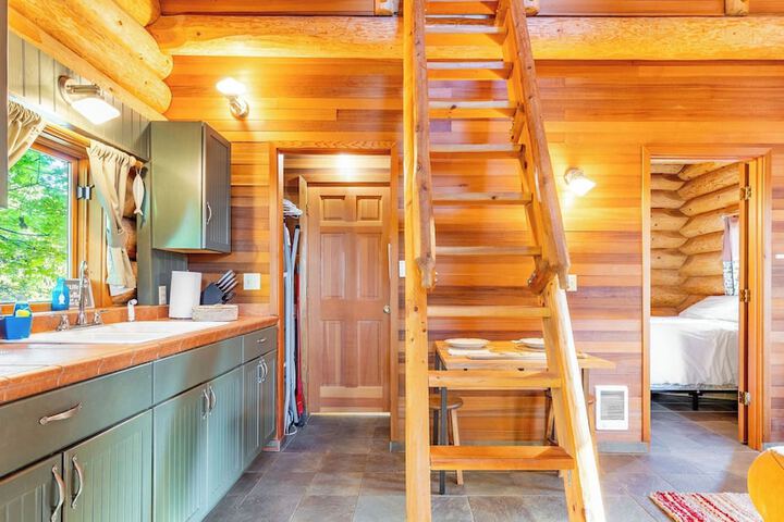 Penn Cove Overlook by Avantstay Cabin w / Views