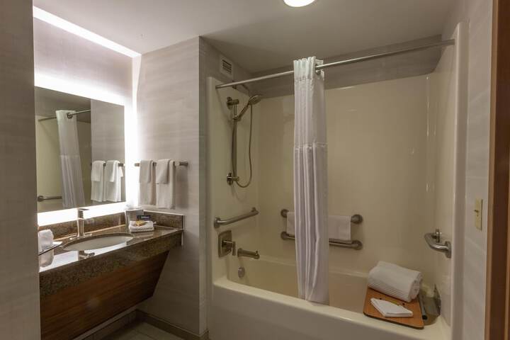 DoubleTree by Hilton Bay City - Riverfront