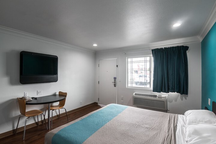 Room 27 of 37