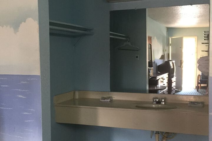 Room 13 of 28