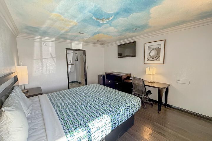 Room 11 of 18
