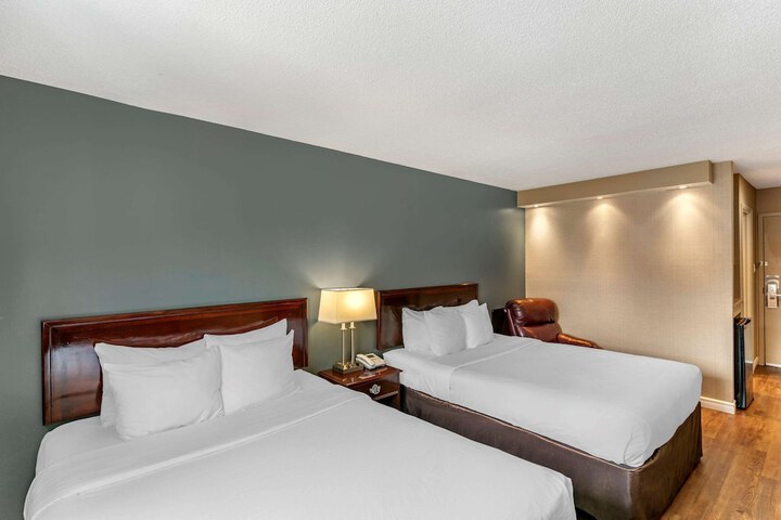 Econo Lodge Montreal-Brossard