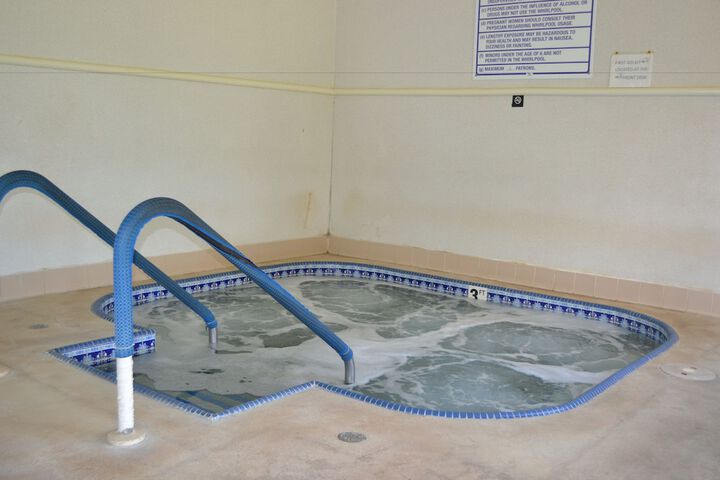 Super 8 by Wyndham Germantown / Milwaukee