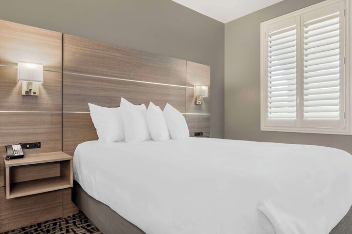 Best Western Plus Lake Elsinore Inn & Suites