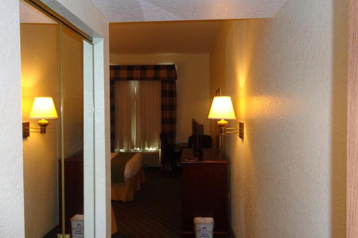 Room 33 of 48